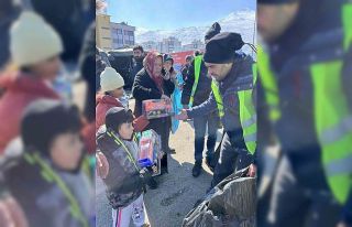 Depremzede çocuklar için oyuncak dolusu araçlar...