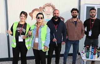 Depremzede çocuklar için soğuk duvarlara sıcak...