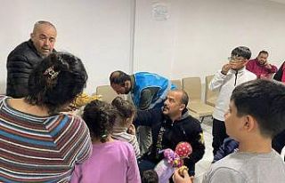 Depremzede çocuklar için topladığı oyuncakların...