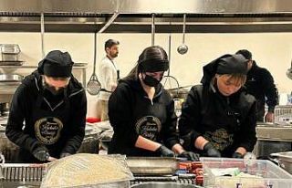 Depremzede çocuklara anne şefkati