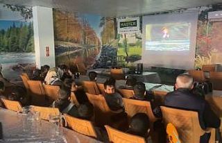 Depremzede çocuklara çizgi film izletildi