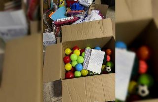 Depremzede çocuklara gönderilen yardım kolisinden...