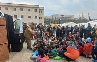 Depremzede çocuklara ‘Meddah Amca’dan masallar"