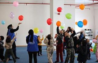 Depremzede çocuklara moral