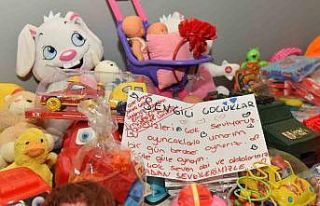 Depremzede çocuklara oyuncak morali
