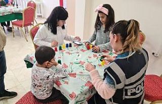 Depremzede çocuklara polisten psikolojik destek