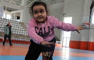 Depremzede çocuklara spor egzersizi