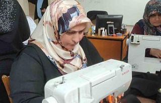 Depremzede çocuklara uyku tulumu, atkı ve bere diktiler