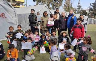 Depremzede çocukları askerler oyuncak vererek sevindirdi