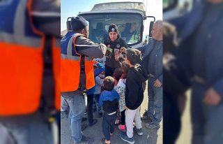 Depremzede çocukların yüzleri oyuncaklarla güldü