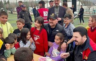 Depremzede Ecrin’e konteyner kentte doğum günü...