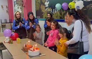 Depremzede Gümüş’e polislerden doğum günü...