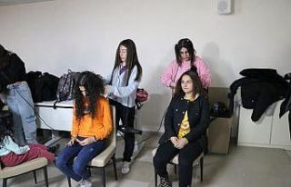 Depremzede kadın ve çocuklara ücretsiz saç kesimi...