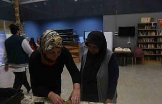 Depremzede kadınlar çocuklar için örgü örüp,...