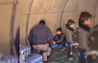 Depremzede minikler çadır kuran asker abilerine...