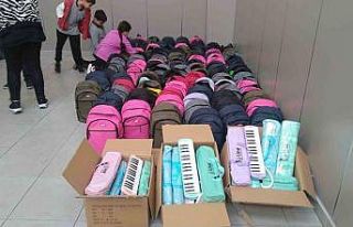 Depremzede öğrencilere içerisinde kırtasiye malzemesi...