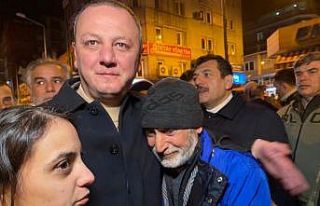 Depremzede öyle bir sarıldı ki belediye başkanını...