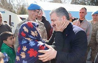 Depremzede yaşlı kadın Bakan Koca’nın boynuna...