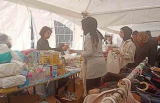 Depremzedeler bu çadırda her türlü ihtiyaçlarını...