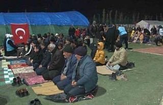 Depremzedeler çadır kentte saf tuttu