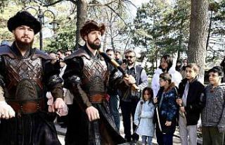 Depremzedeler Ertuğrul Gazi Türbesi’nde saygı...