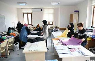 Depremzedeler için battaniye ve eşofman takımı...