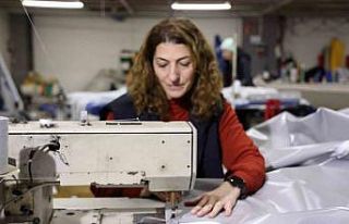 Depremzedeler için el emeği çadırlar hazırladılar