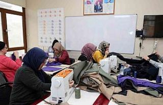 Depremzedeler için elleriyle diktiler