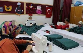 Depremzedeler için gönüllü olarak tulum ve battaniye...