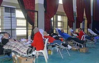 Depremzedeler için kan bağışında bulundular