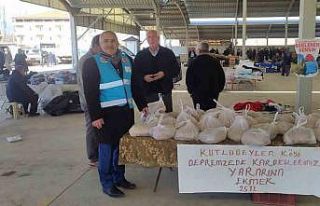 Depremzedeler için köy ekmeği yapıp pazarda sattılar