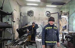 Depremzedeler için ranza üretimi yapıyorlar