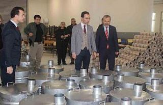 Depremzedeler için soba ve yakacak gönderildi