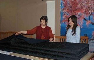 Depremzedeler için uyku tulumu dikiyorlar