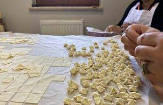 Depremzedeler için yarım ton mantı büktüler