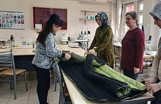 Depremzedeler üşümesin diye makinenin başına...