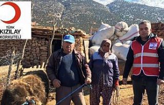 Depremzedelere büyükbaş hayvanını bağışladı