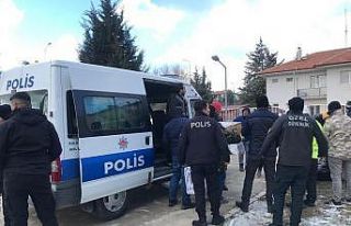 Depremzedelere polisten yardım eli