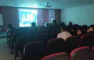 Depremzedelere sinema gecesi düzenlendi