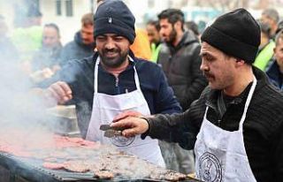 Depremzedelere Sivas köftesi ikram ettiler