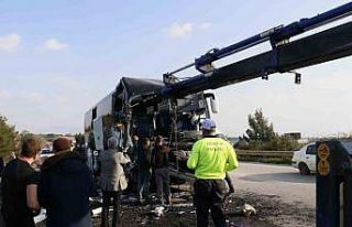 Depremzedeleri taşıyan otobüs kaza yaptı: 2 ölü,...
