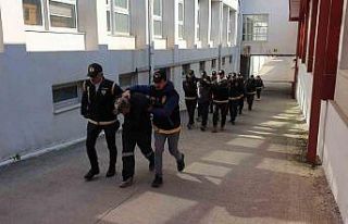 Depremzedelerin araçlarını çalan 12 zanlı yakalandı