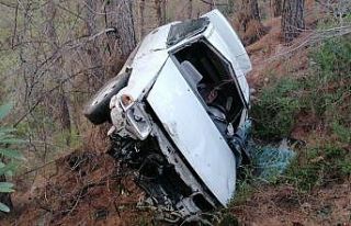 Depremzedelerin içerisinde bulunduğu otomobil şarampole...