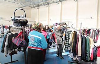 Depremzedelerin ihtiyaçları kurulan seyyar market...