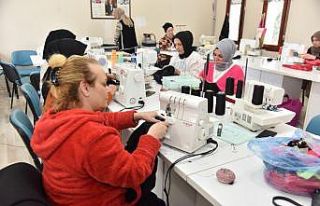 Depremzedelerin üşümemesi için kıyafet dikiyorlar