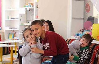 Depremzedelerin yaralarını Eskişehir Öğretmen...