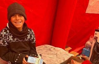 Depremzedelerin yaralarını sarıyorlar