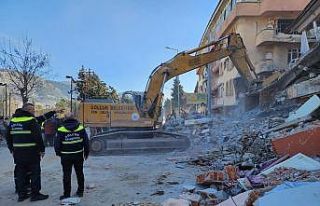 Depremzedelerin yaralarını sarmak için sahadalar