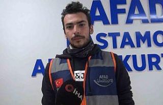 Depremzedelerin yardımına koşan AFAD gönüllüsü...
