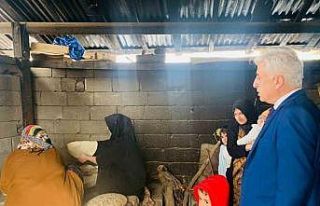 Derecik depremzedeler ile ekmeğini bölüşüyor